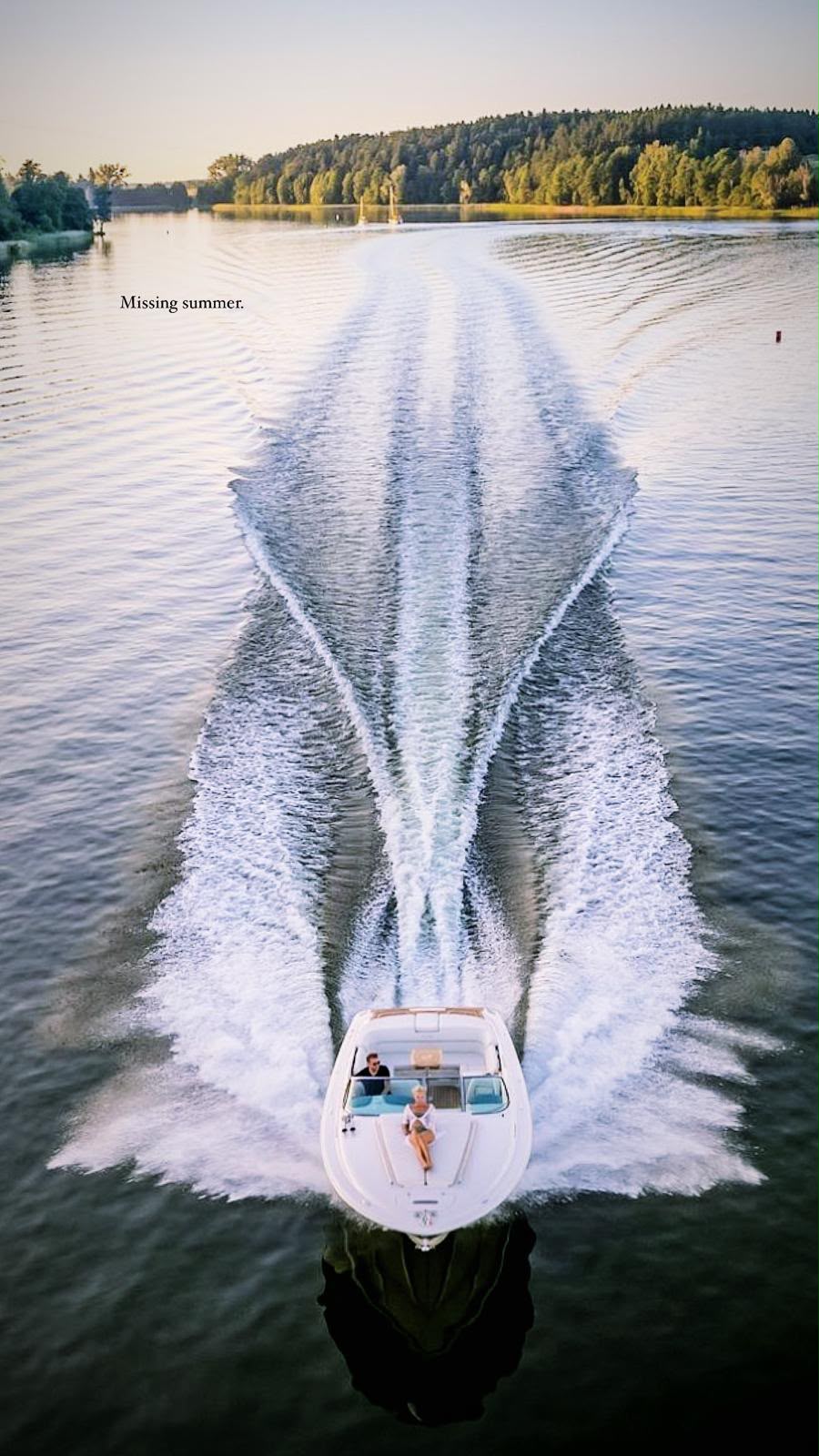 Criss Craft Corsair 28 — w ruchu, ujęcie z góry z szerokim kilwaterem