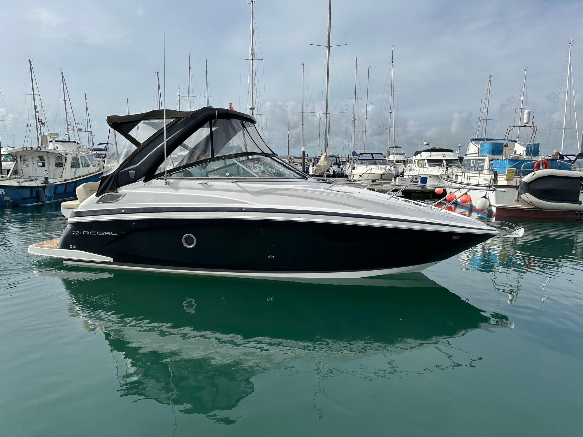 Regal 28 Express — sylwetka z burty przy pomoście w marinie