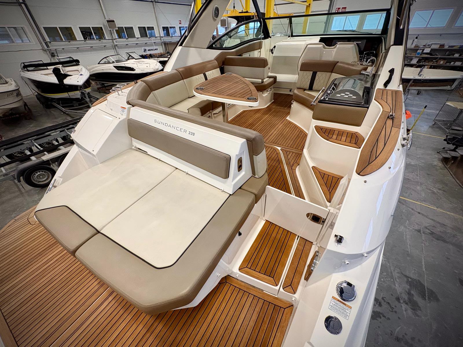 Sea Ray 320 — pokład rufowy Sundancer 320 z leżanką i stolikiem